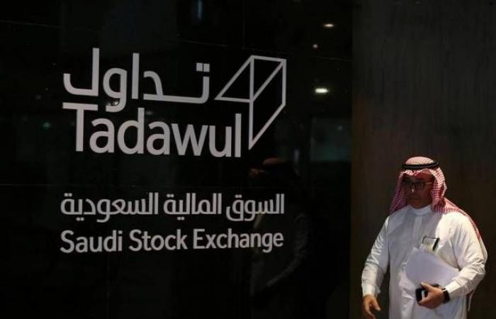 السوق السعودي يتراجع وسط انخفاض للتداولات