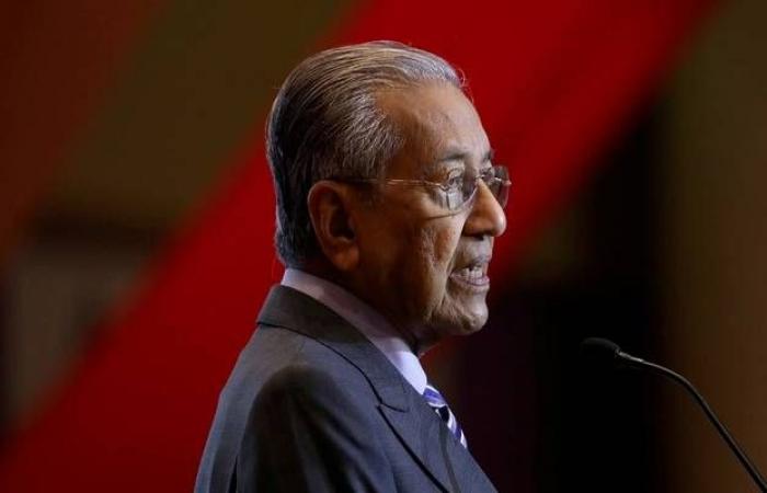 رئيس وزراء ماليزيا "مهاتير محمد" يتقدم باستقالته للملك