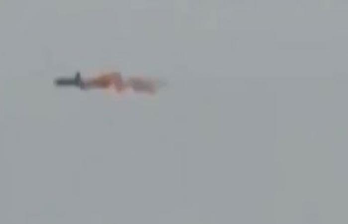 بالفيديو : شاهد لحظة اسقاط طائرة للنظام السوري فوق ادلب