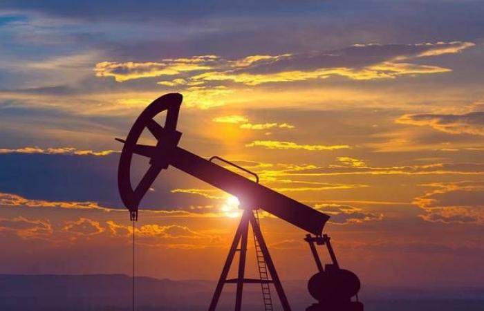 النفط يرتفع مع ترقب اجتماع أوبك لمناقشة خفض الإمدادات