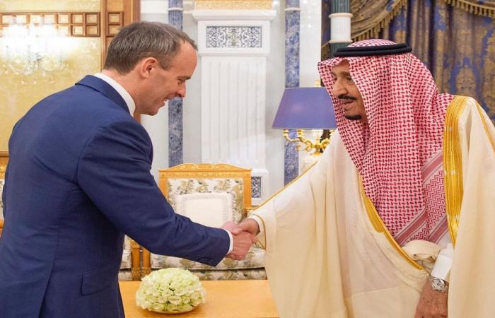 الملك سلمان يبحث القضايا الإقليمية والدولية مع وزير خارجية بريطانيا