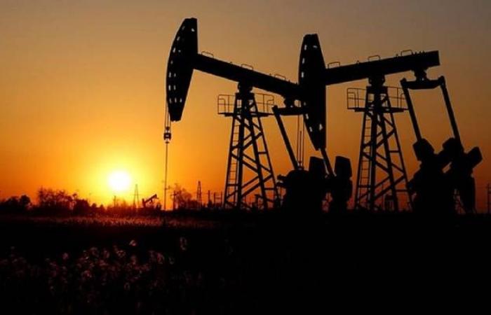 محدث.. النفط يتراجع عند التسوية مع زيادة حادة بالمخزونات الأمريكية