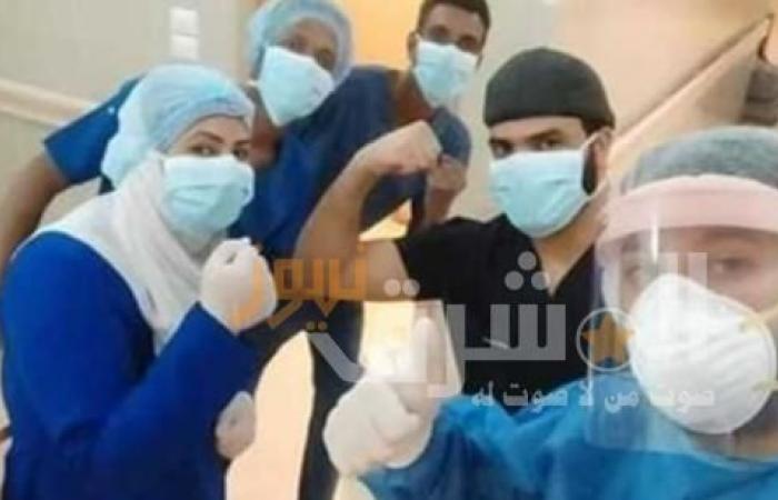 الأطقم الطبية بعزل ملوي تحتفل بتعافي 7 مصابين من كورونا