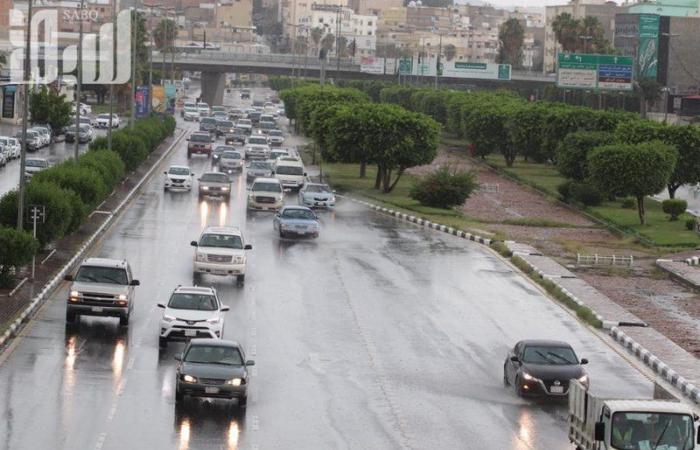 بالفيديو والصور: هطول أمطار على الطائف.. والأهالي يخرجون للتنزه