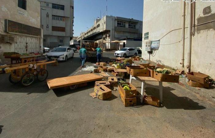 بلدية "عزيزية جدة" تداهم موقعًا عشوائيًّا لبيع الخضار والفواكه وتصادر "طنَّيْن"