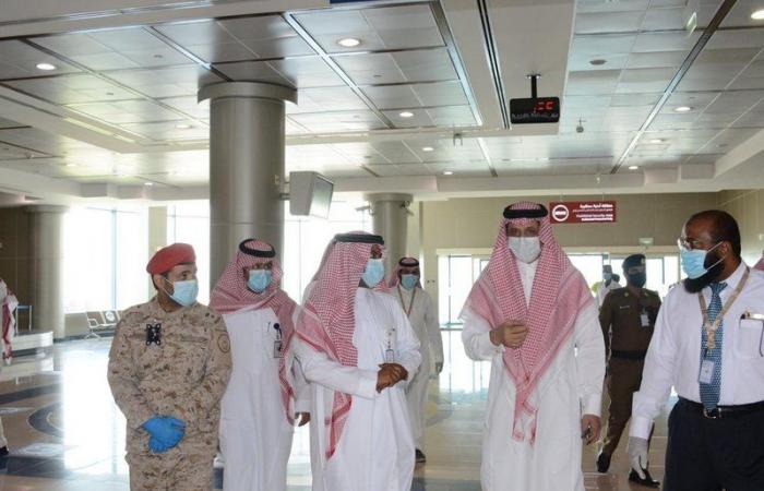 محافظ بيشة يزور مطار المحافظة بعد استئناف الرحلات الداخلية