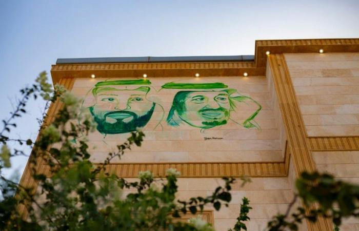 مواطن بمكة يحوّل واجهات منزله إلى جداريات توعوية ضد "كورونا"