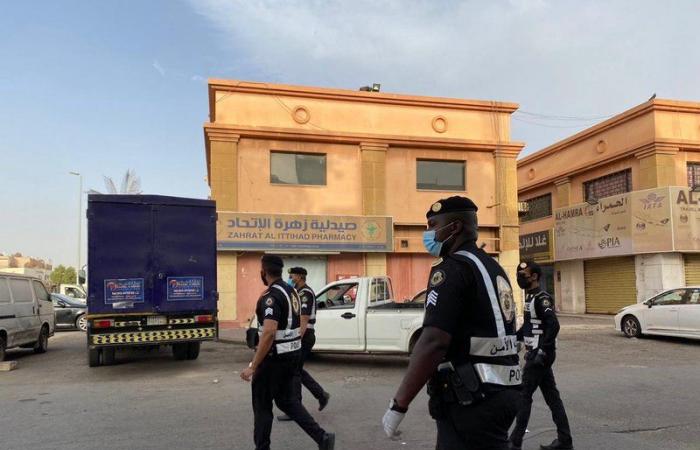 بالصور.. شرطة مكة تنفذ حملات على مخالفي التباعد الجسدي ولبس الكمامة