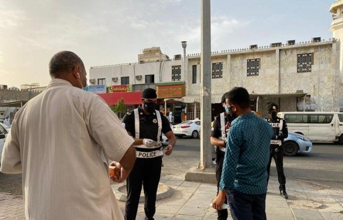 بالصور.. شرطة مكة تنفذ حملات على مخالفي التباعد الجسدي ولبس الكمامة