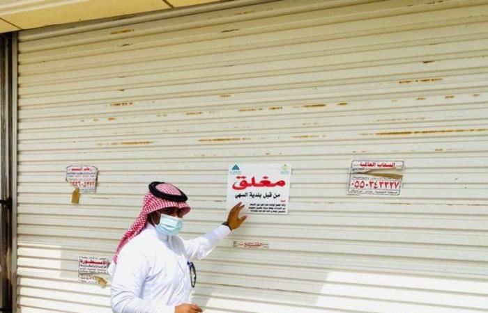 "بلدية السهي" تغلق صالوني حلاقة مخالفين ضمن جولة رقابية
