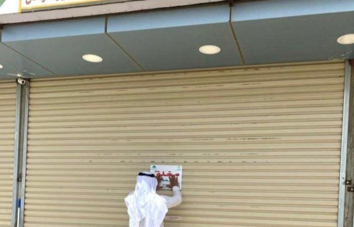 "بلدية السهي" تغلق صالوني حلاقة مخالفين ضمن جولة رقابية