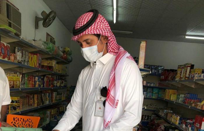 "بلدية بارق" تغلق مركز تسوق مخالف وتضبط مواد غذائية فاسدة