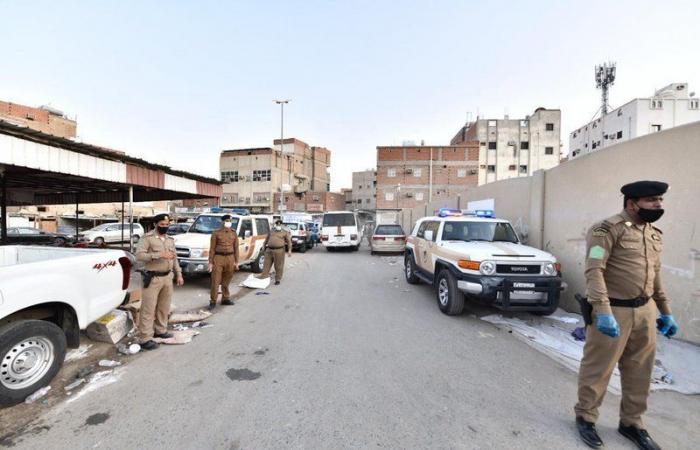 مصادرة وإتلاف 70 عربة خشبية للباعة الجائلين في "حوش بكر" بمكة