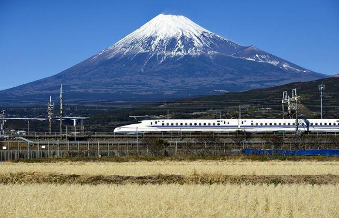 هل شاهدت "الرصاصة" اليابانية؟.. فيديو لأسرع قطار في العالم