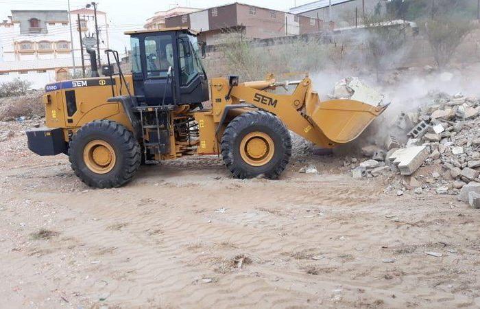 "بلدية بارق" تزيل 4600 طن مخلفات بناء وتصلح الأرصفة المتهالكة