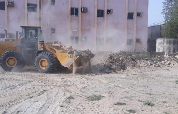 "بلدية بارق" تزيل 4600 طن مخلفات بناء وتصلح الأرصفة المتهالكة