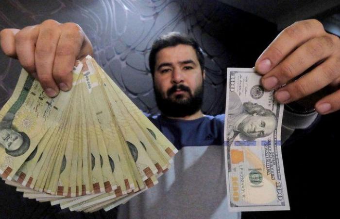 انهيار قياسي للعملة الإيرانية .. الدولار الواحد بـ235.500 ريال