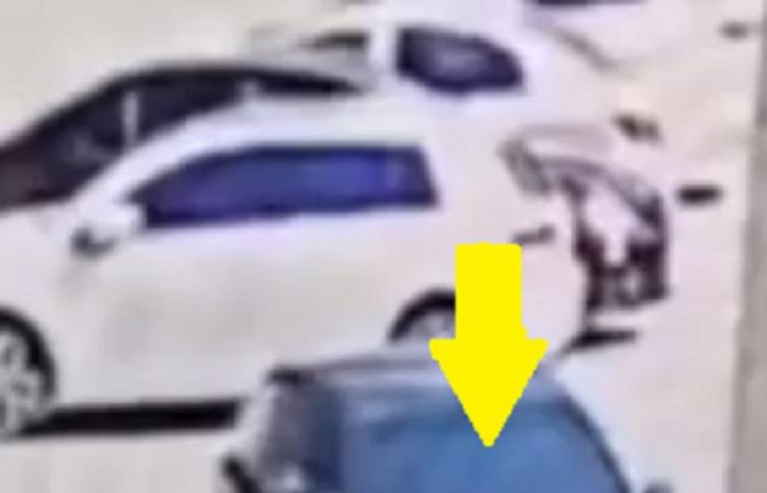 فيديو مروع.. شاهد ما فعلته هذه السيارة بطفلة وفرار رجل من المكان