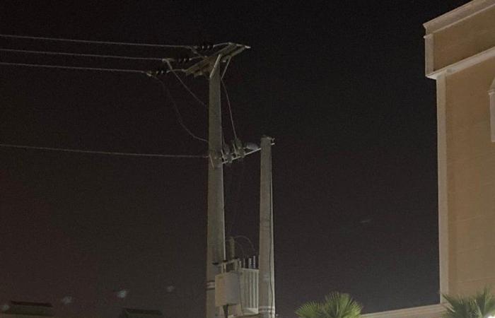 شاهد.. الأعمدة الكهربائية تشوه حي الرمال وتهدد سكانه في الرياض