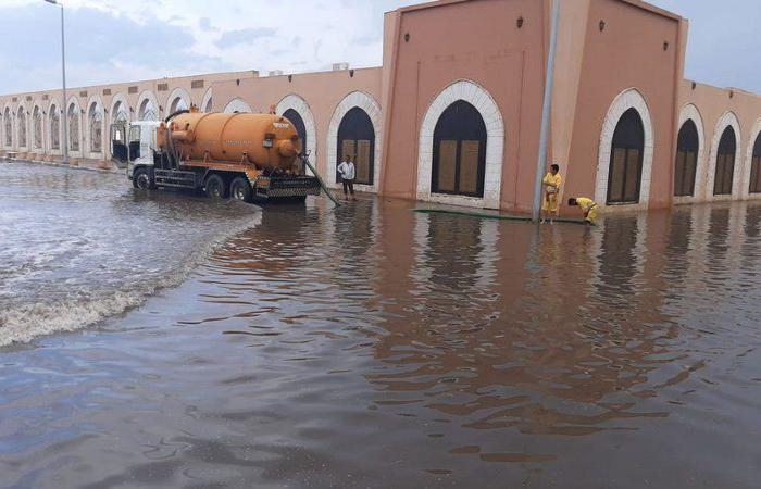 بحيرات في الشوارع.. "بلدية صبيا" تواصل عملها في إزالة آثار ومخلفات مياه الأمطار