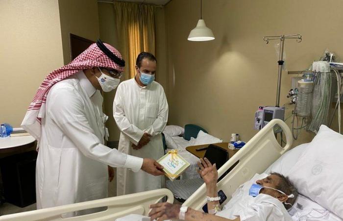 "الداود" ينقل معايدة  وزير الداخلية للمنومين بمستشفى قوى الأمن بمكة