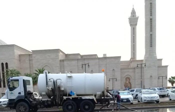 جازان .. العشرات من فرق الطوارئ تكثف جهودها لتصريف مياه أمطار بالعيد