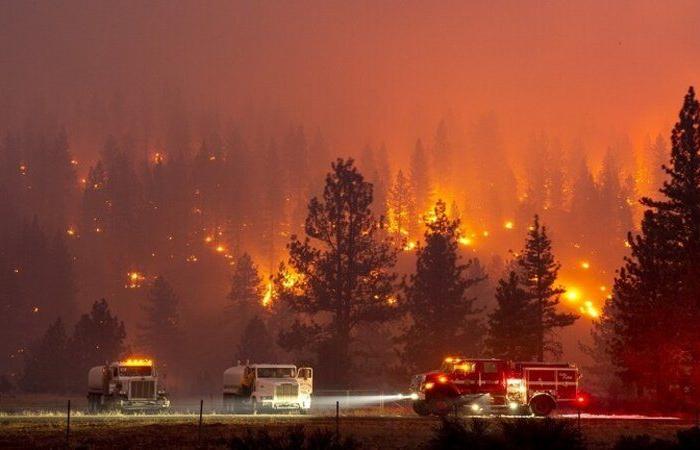 حريق ضخم بجنوب كاليفورنيا يجبر الآلاف على ترك منازلهم