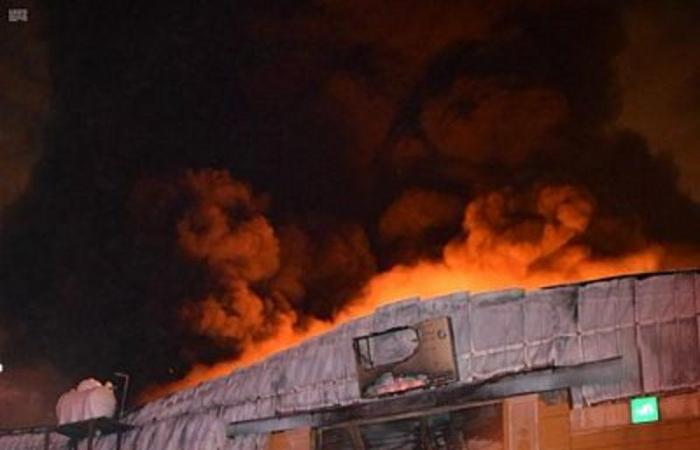 "المدني" يخمد حريقاً في مستودعين بحي المصانع بالرياض