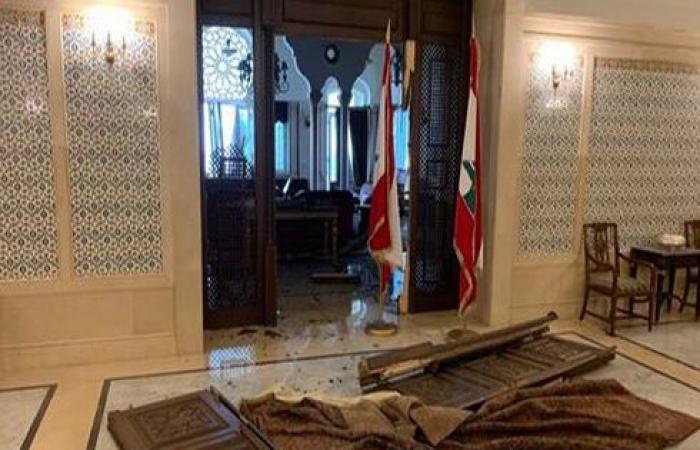 رئيس الوزراء اللبناني يعاين أضرار السراي الحكومي جراء الانفجار.. بالفيديو