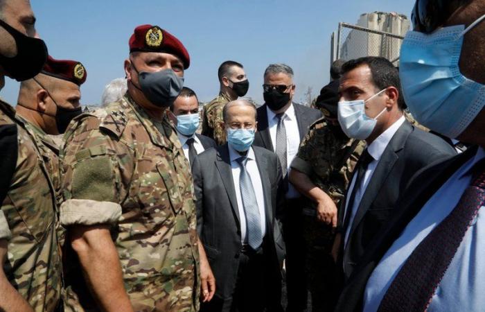 شاهد.. "عون" يتفقد موقع انفجار مرفأ بيروت بمرافقة قائد الجيش