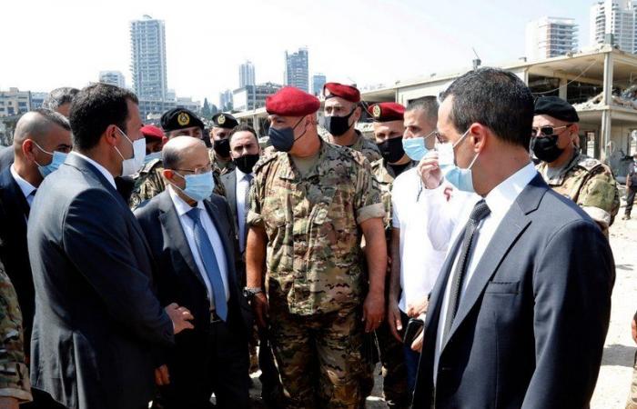 شاهد.. "عون" يتفقد موقع انفجار مرفأ بيروت بمرافقة قائد الجيش