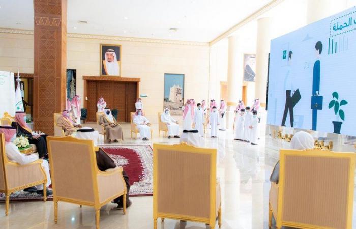 أمير الباحة يدشن مبادرة دعم أبناء الأسر المتعففة بالأجهزة الذكية