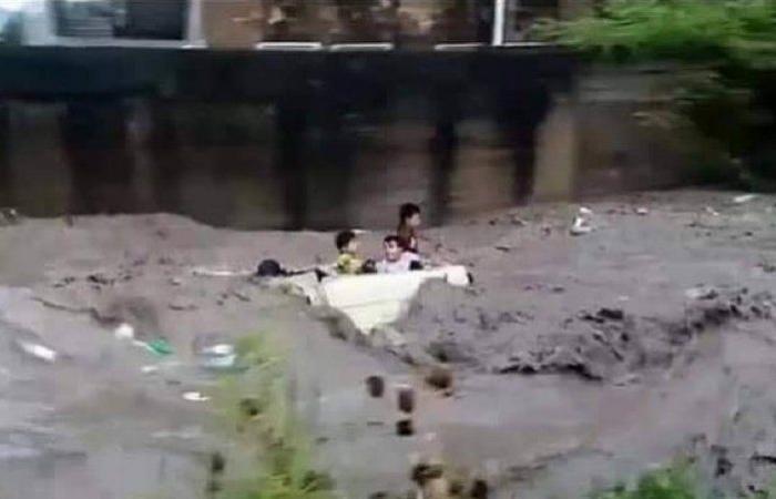 مشاهد مؤلمة قبل الموت: أطفال يستغيثون من فوق مركبة جرفتها السيول في "إب"