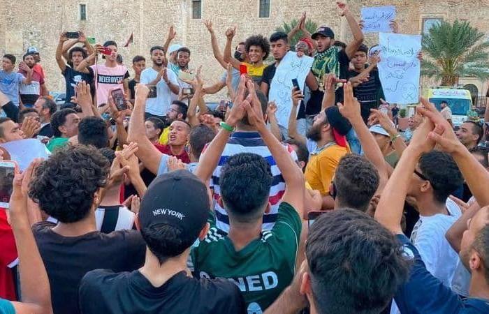 ليبيا ومظاهرات إسقاط "السراج".. قوات مكافحة الشغب تتضامن مع المتظاهرين