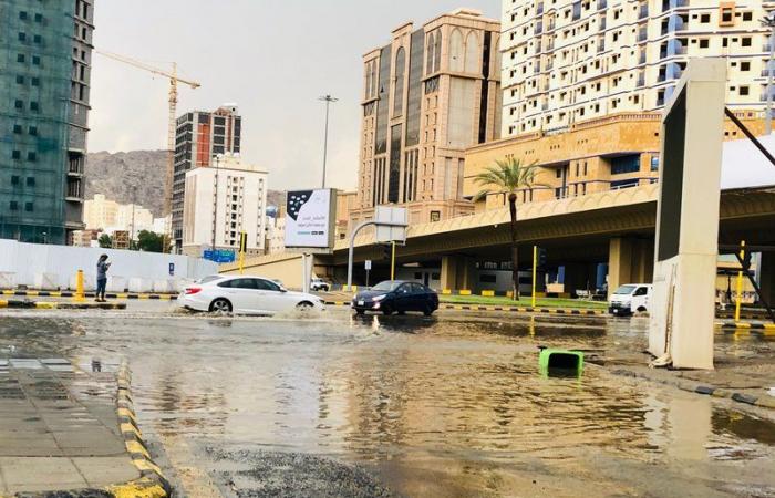 بالصور.. أمطار العاصمة المقدّسة ترسم شلّالًا وتغلق نفق الملك خالد احترازيًّا