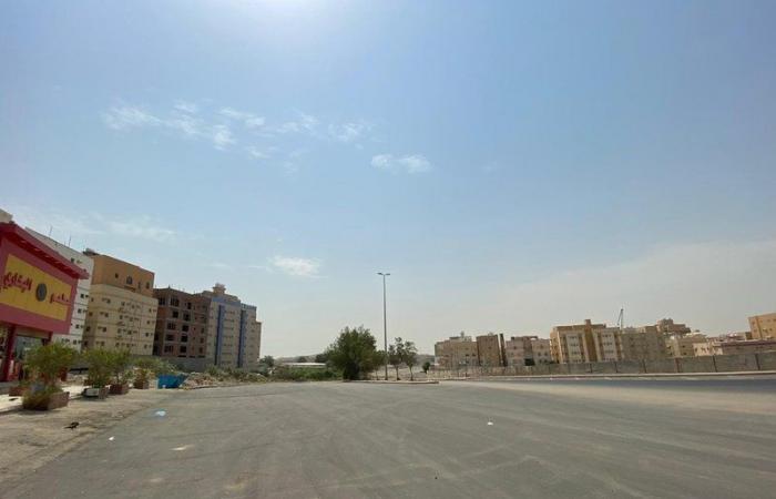 سفلتة طريق مغلق تثير دهشة سكان بحي الواحة جدة