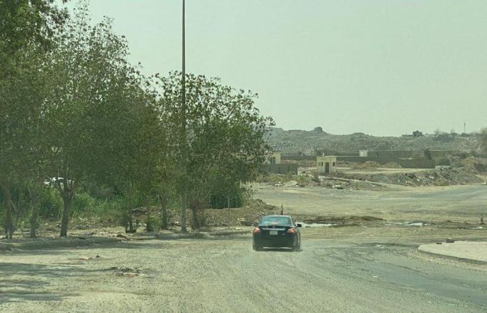 سفلتة طريق مغلق تثير دهشة سكان بحي الواحة جدة