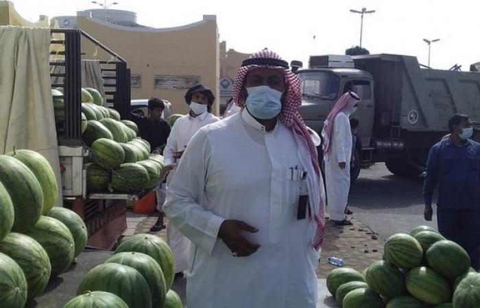 بالصور.. لجنة حكومية تزيل المباسط العشوائية بسوق الخضار في الطائف