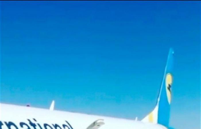 بالفيديو: سائحة أوكرانية تفتح باب الطوارئ وتمشي على جناح الطائرة