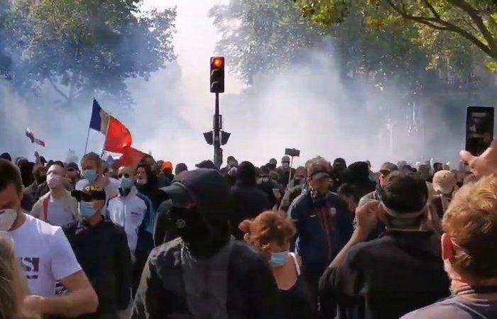 مظاهرات "السترات الصفراء" تعود لشوارع باريس.. والشرطة تواجهها بـ"الغاز"