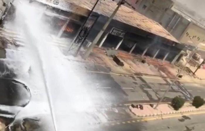 شاهد.. "مدني القوز" يوقف حريق 9 محلات تنجيد في وقت قياسي