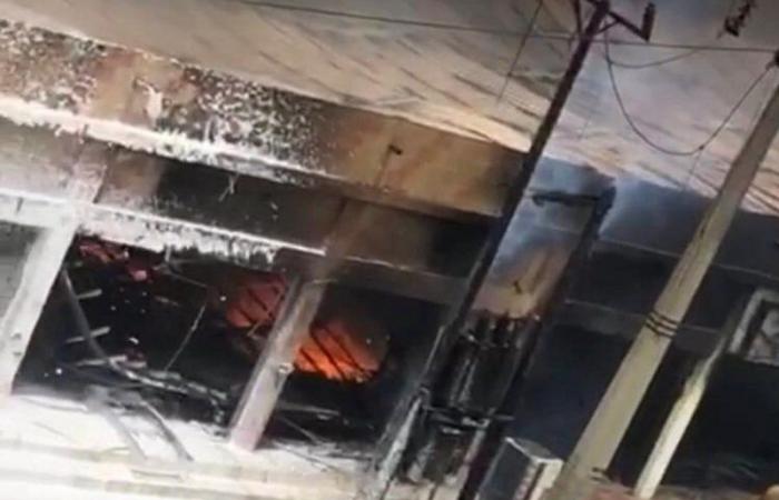 شاهد.. "مدني القوز" يوقف حريق 9 محلات تنجيد في وقت قياسي