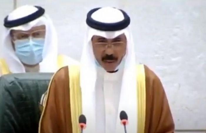 الدموع تُغالب الشيخ نواف الأحمد أثناء أدائه القسَم أميرًا للكويت