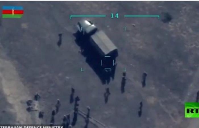 "الدفاع الأذربيجانية" تنشر فيديو لتدمير شاحنة أثناء قيام جنود أرمن بتفريغها