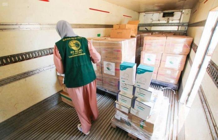 "إغاثي الملك سلمان" يسلّم مساعدات طبية لمجابهة كورونا في اليمن