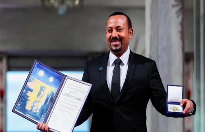 السادات وأوباما وآبي أحمد.. تعرّف على أبرز الفائزين بـ"نوبل للسلام"