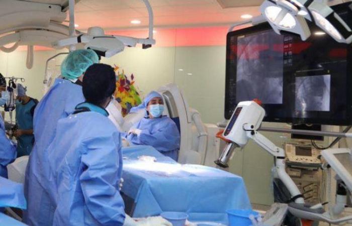 "سعود الطبية" تُجري أول جراحة ناجحة في "العمليات الهجينة" لمريضة ستينية