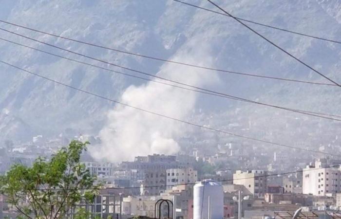 مقتل شاب وإصابة مدنيَّين بقصف "الحوثي" الأحياء السكنية بتعز