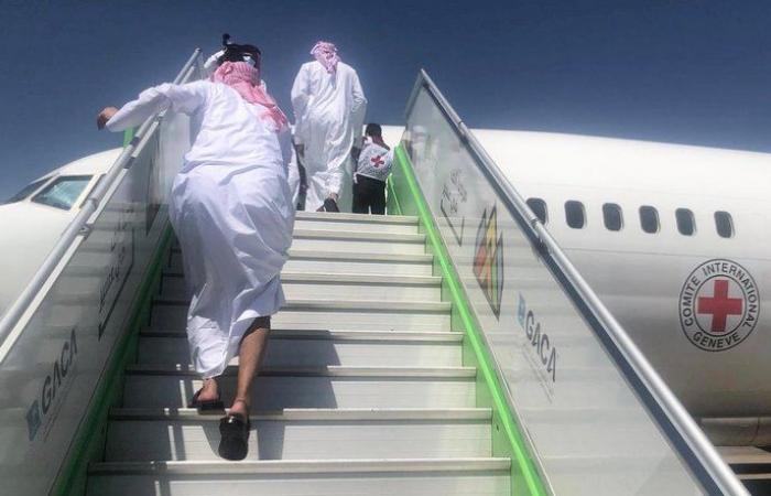 طائرة تقل 19 أسيراً من التحالف تقلع من صنعاء في طريقها للسعودية