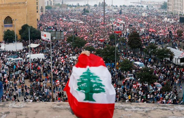 اللبنانيون يحيون الذكرى الأولى لانطلاق ثورتهم ضد فساد النخبة الحاكمة